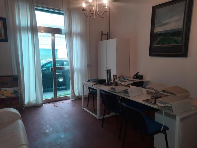 Pressi Cavour trilocale uso ufficio con Giardino