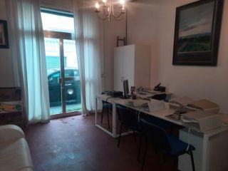 Pressi Cavour trilocale uso ufficio con Giardino