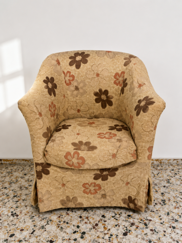 Poltrona in tessuto beige fantasia floreale