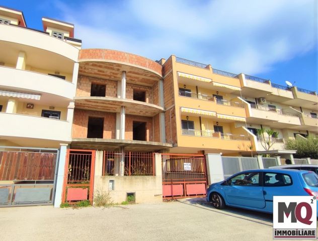 VILLA CON GIARDINO DA COMPLETARE - VIA CASTEL VOLTURNO - MONDRAGONE - Rif. V2476
