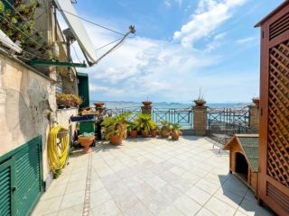 Baia: residenza fronte mare con terrazza panoramica