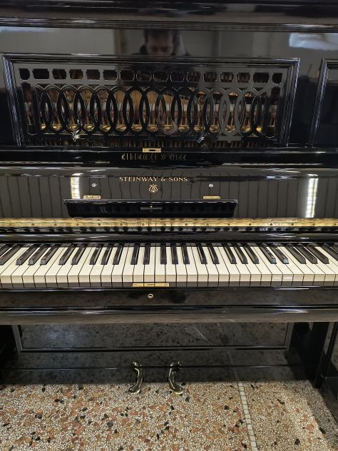 Pianoforte Steinway R 138 cm. con trasporto e panca inclusi