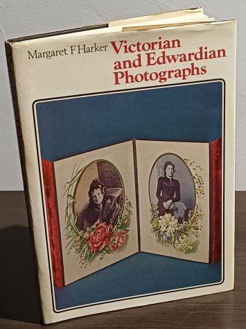 Victorian and Edwardian Photographs" scritto da Margaret F. Harker, 1975. - Foto 3