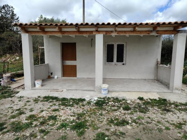 A pochi km da Alghero vendiamo casa in campagna con terreno.