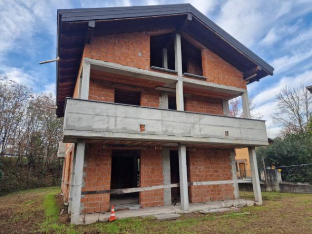 Villa di 320 m² con 5 locali e box auto in vendita a Buguggiate - Foto 2