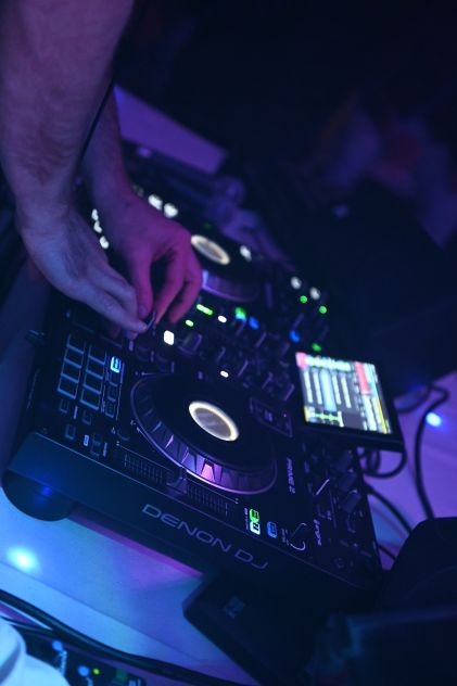 DJ PER MATRIMONI, 18 ANNI, COMPLEANNI, EVENTI AZIENDALI, FESTE SULLA SPIAGGIA - Foto 5