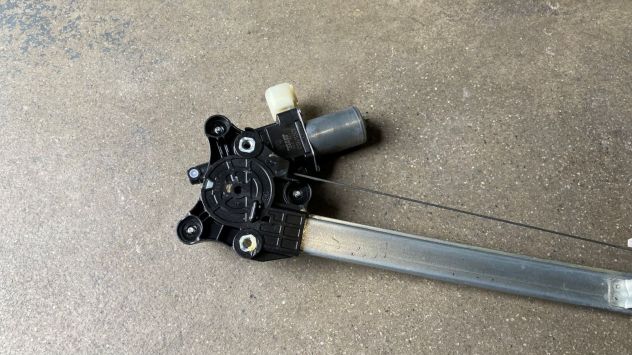 Alzacristallo anteriore SX Suzuki Swift Hybrid del 2023 (83430-52R10) - Foto 2