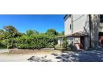 Chiusdino (SI) Montalcinellovendesi appartamento con giardino e garage