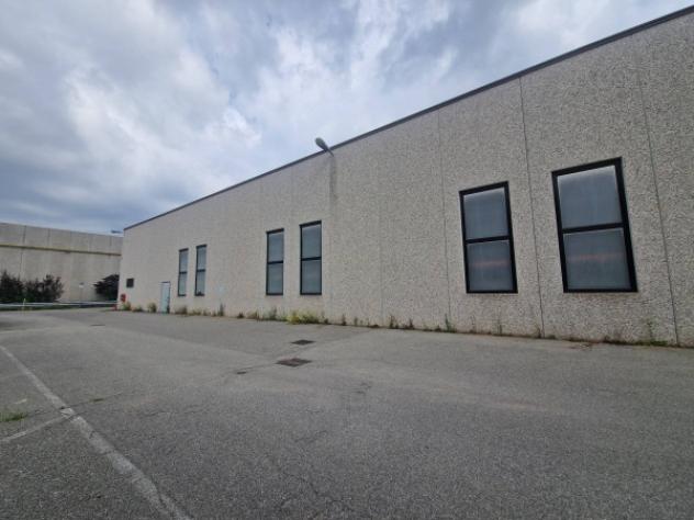 Immobile di 2950 m² con più di 5 locali in affitto a Inveruno - Foto 2