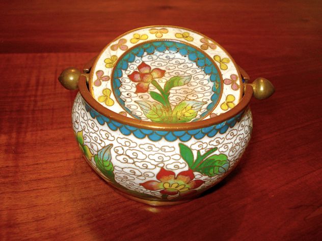 Portacenere antico in ottone e smalti cloisonnée con coperchio basculante