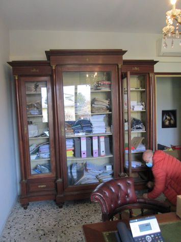PRIVATO VENDE ARMADIO BIBLIOTECA STILE IMPERO IN MOGANO CON 3 ANTE A VETRINA - Foto 4