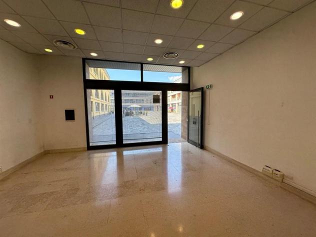 NEGOZIO CON VETRINE E TERRAZZINO A LECCO Centro - Foto 9