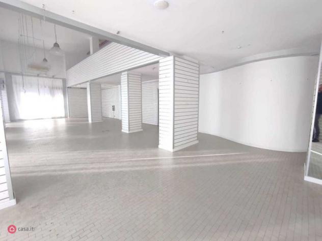Locale commerciale di 200mq a Carrara
