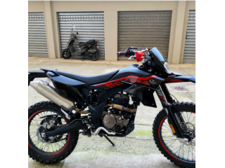 Vendo FB Mondial SMX 125, anno 2022, 12.000 km, in ottime condizioni generali.