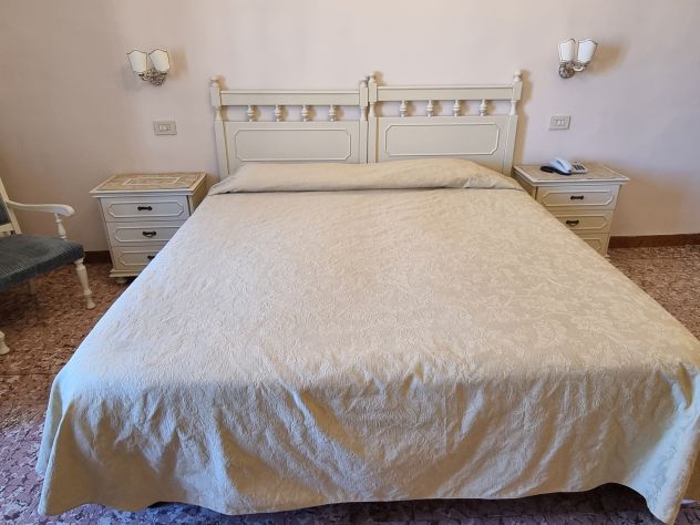mobili per camera da letto: testiere, comodini, poltroncine, appliques - Foto 2