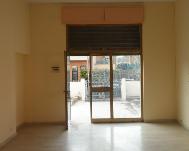 AFFITTASI LUMINISO LOCALE DI MQ 35 - Foto 2