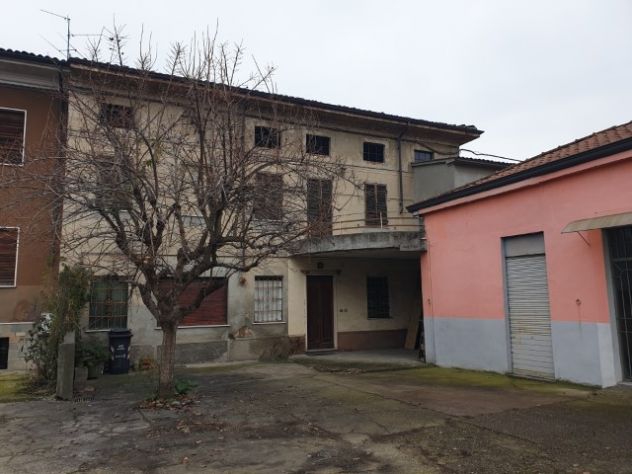 CASA SEMINDIPENDENTE PIU' LOCALE ADIBITO A LABORATORIO