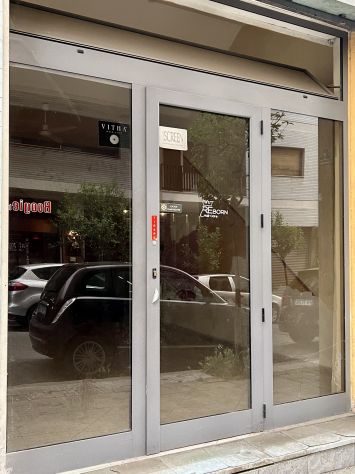 Porta con vetrata in alluminio per attività com.le