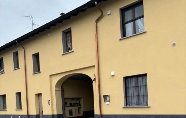 Appartamento di 3 LOCALI su 2 livelli in cascina vicino Carugate (MI)