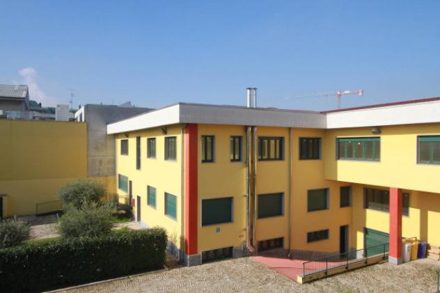 Immobile di 1731 m² con più di 5 locali in vendita a Pero