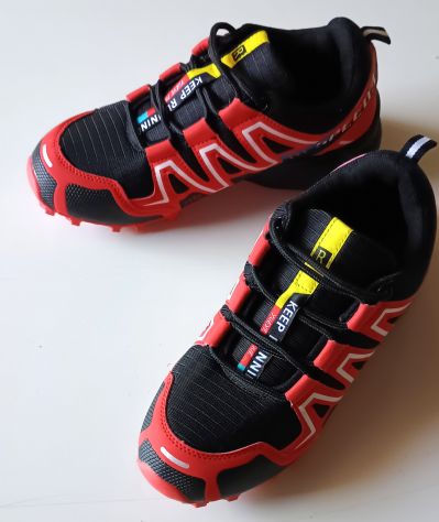 Scarpe da Trekking in tessuto rosso/nero.