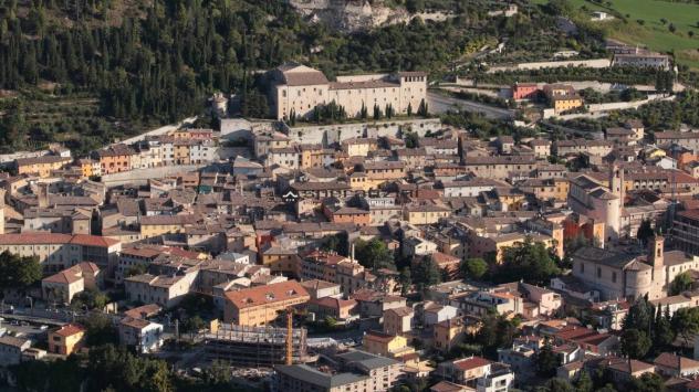 Nel cuore pulsante di fossombrone, in una posizione di prestigio su corso garibaldi, proponiamo in vendita/affitto locale commerciale di circa 25 mq a - Foto 3