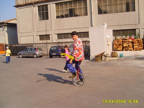 FESTE DI COMPLEANNO PER BAMBINI A MILANO CLOWN A MILANO MAGHI A MILANO GIOCOLIERI TRAMPOLIERI A MILANO NOLEGGIO SCIVOLI GONFIABILI A MILANO - Foto 4