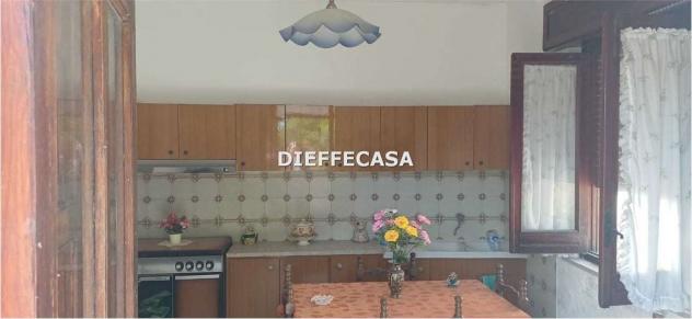 V2620 - In vendita casa indipendente con magazzino e terreno in periferia