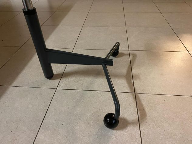 Tavolino Tavolini vintage Cassina "Kick" in acciaio di Toshiyuki Kita 1983 Ci - Foto 3