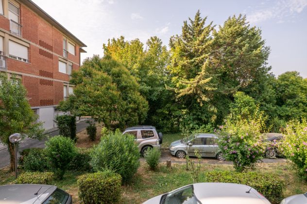 CINQUE VANI RISTRUTTURATO CON TERRAZZI,AMPIA CANTINA E 2 POSTI AUTO - Foto 9