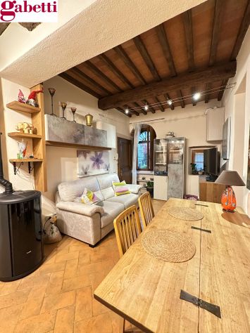 Rif. S2664 - Gaiole in Chianti - rustico con giardino e posti auto