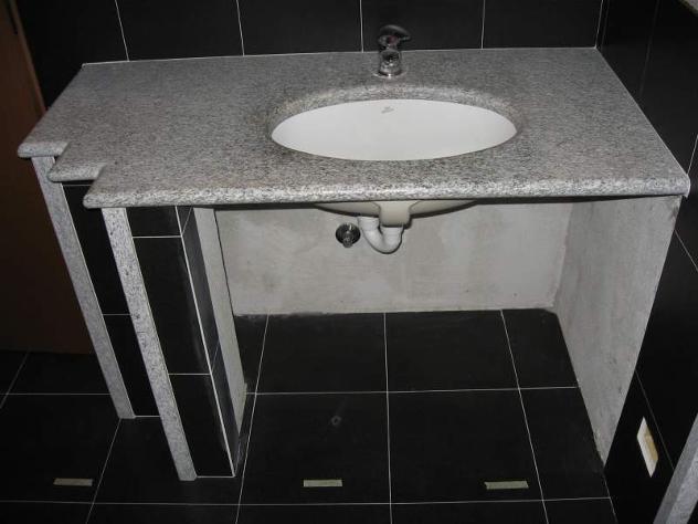 Lavello montato su lastra granito bucciardato