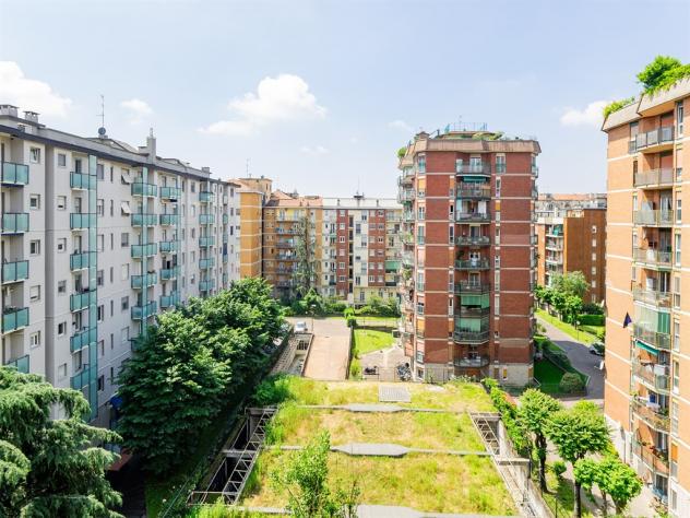 Elegante Bilocale Ristrutturato con Balcone in Via delle Primule 3, Milano