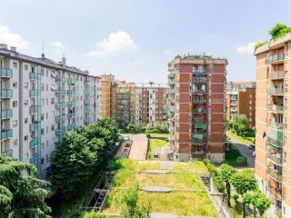 Elegante Bilocale Ristrutturato con Balcone in Via delle Primule 3, Milano