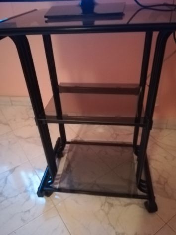 Tavolino in metallo per TV o altro.