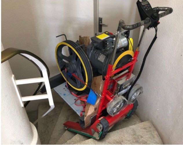 MOVIMENTAZIONE SU SCALA CON CARRELLO CINGOLATO ROBOTIZZATO