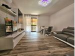 Ampio trilocale ristrutturato con arredo moderno