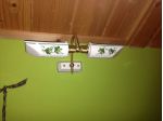 Applique in ottone e ceramica decorata vintage