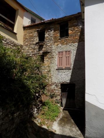 VENDESRI RUSTICO DA RISTRUTTURARE IN PAESE CON GIARDINO - Foto 4