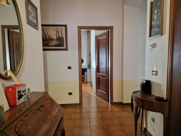 Marina di Massa, centro e a 200 m dal mare, appartamento al primo piano composto da ingresso, sala, cucina, disimpegno, due camere matrimoniali, bagno - Foto 10