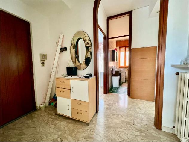 V005490 - AMPIO TRILOCALE CON TERRAZZO ANGOLARE E GARAGE - Foto 10