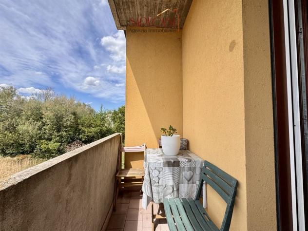 Luminoso appartamento al primo piano con balcone e garage - Foto 9