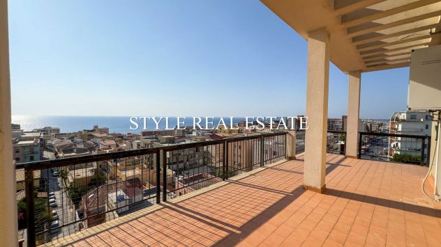 Attico con terrazza perimetrale e vista mare