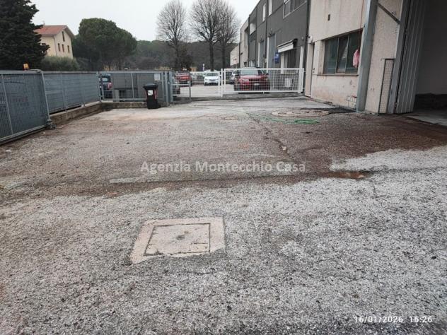 Capannone con scoperto esclusivo e sovrastanti due appartamenti - Foto 11