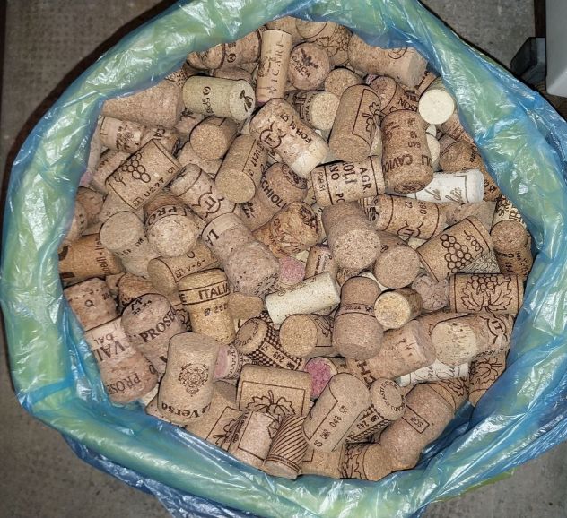 Tappi di sughero usati, di vario genere (vino, spumante, ecc.).