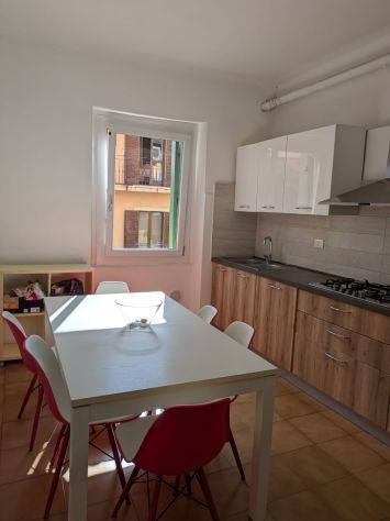 Ampia camera matrimoniale singola arredata – Vicino a Porta Vescovo, €330 - Foto 2