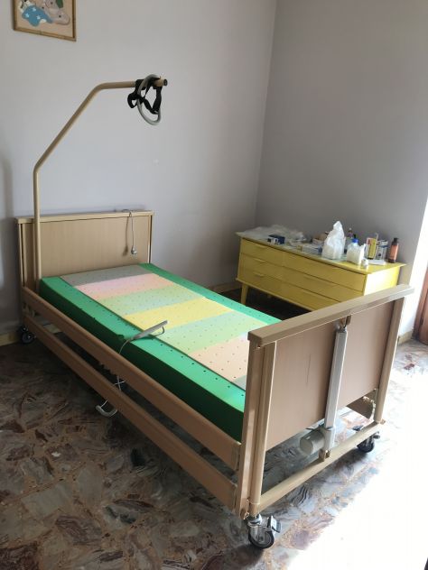 LETTO ORTOPEDICO ELETTRICO PER ANZIANI E DISABILI - Foto 3