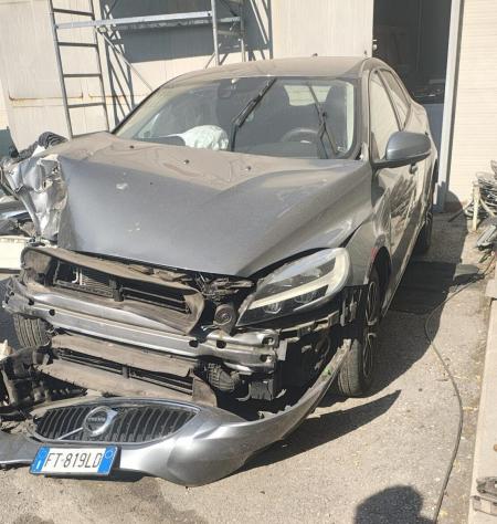 Volvo V40 D2 R-design E6 Manuale NEO 2018 Incidentata come da foto!!!! - Foto 2