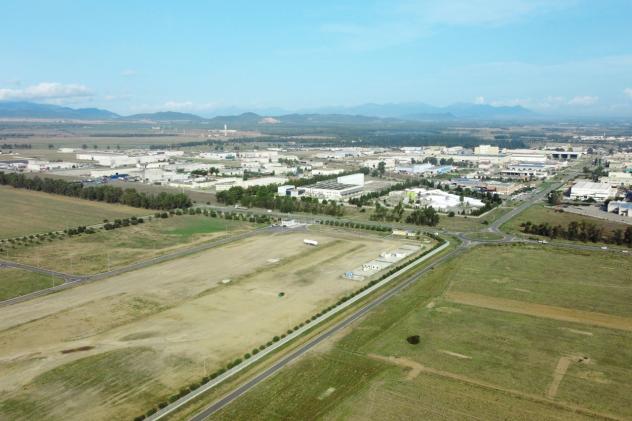 CARRARA, vendesi area industriale della superficie di 10.000,00 mq,  consente la realizzazione di un capannone di 6.000 mq. Ottima posizione, ben acce