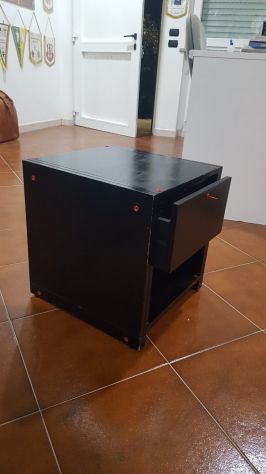 Letto legno laccato e luci incorporate in metallo con supporto e comodini - Foto 4